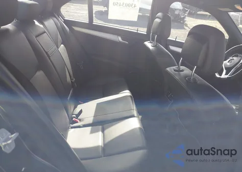 2013 Mercedes-Benz C 300 Sport 4Matic z USA, uszkodzony, nr VIN WDDGF8AB8DA834440